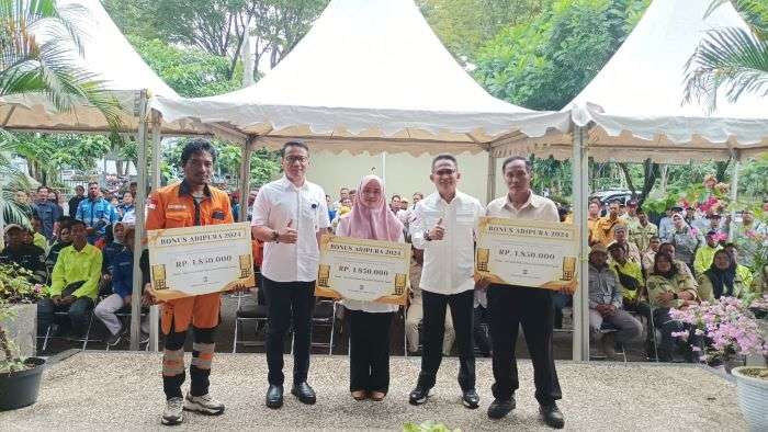 Wali Kota Balikpapan H. Rahmad Mas'ud Bersama Kepala DLH Kota Balikpapan Sudirman Djayaleksana, saat memberikan secara simbolis bonus adipura kepada pegawai DLH, di Halaman Kantor DLH Balikpapan, pada hari Rabu, (10/7/2024). Foto: BorneoFlash/Niken Sulastri