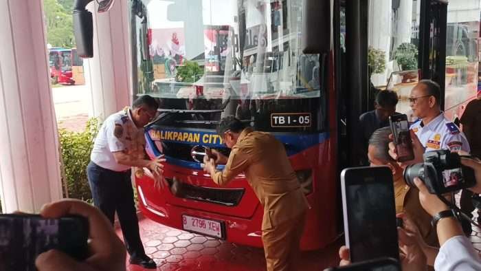 Wali Kota Balikpapan H. Rahmad Mas'ud bersama Direktur Jenderal Perhubungan Darat Kementerian Perhubungan, Irjen Pol Risyapudin Nursin Saat Launching Bus Balikpapan City Trans. Foto: BorneoFlash/Niken Sulastri