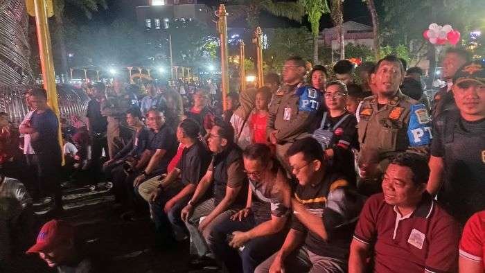 Wali Kota Balikpapan H. Rahmad Mas'ud bersama Forkopimda saat Nobar pertandingan babak final Piala AFF U-19 Tahun 2024 Tim Indonesia menang dengan skor 1-0, di Taman Bekapai Balikpapan, pada hari Senin (29/7/2024) malam. Foto: BorneoFlash/Niken Sulastri