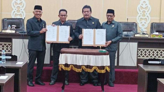 Wali Kota Balikpapan H. Rahmad Mas'ud bersama Ketua DPRD Balikpapan H. Abdulloh serta Wakil Ketua DPRD Balikpapan Budiono dan Laisa saat melakukan penandatangan berita acara persetujuan bersama dalam rapat paripurna DPRD Balikpapan, pada hari Selasa (2/7/2024). Foto: BorneoFlash/Niken Sulastri