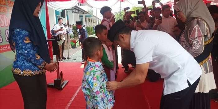 Wali Kota Balikpapan Berikan 98 Ribu Seragam Sekolah Gratis kepada Peserta Didik Baru 