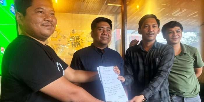 Arditya Abdul Aziz (dua dari kanan) secara sah terpilih sebagai Ketua SMSI Samarinda Periode 2024-2027. Foto: HO/SMSI Kaltim 2024