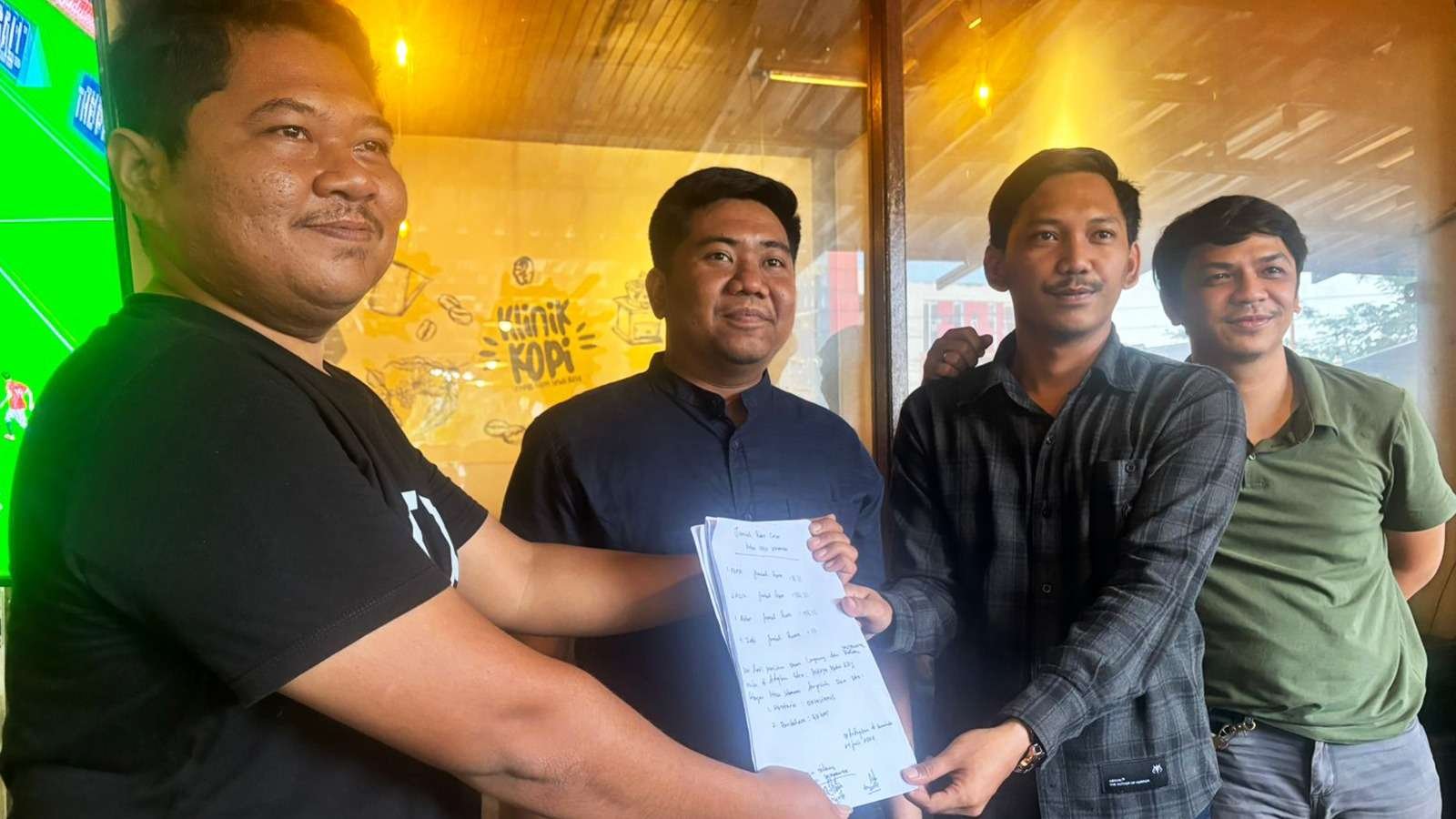 Arditya Abdul Aziz (dua dari kanan) secara sah terpilih sebagai Ketua SMSI Samarinda Periode 2024-2027.  Foto: HO/SMSI Kaltim 2024 Arditya Abdul Aziz (dua dari kanan) secara sah terpilih sebagai Ketua SMSI Samarinda Periode 2024-2027. Foto: HO/SMSI Kaltim 2024