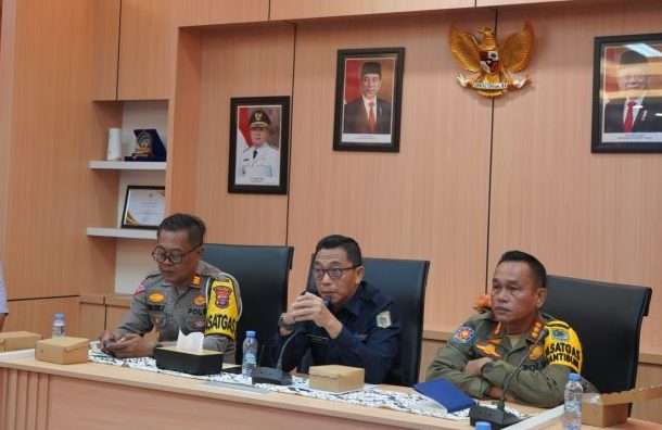 Kepala Diskominfostaper Paser, Arief Rahman, memimpin rapat pembahasan penentuan titik pemasangan unit CCTV, di ruang Command Center komplek perkantoran KM 5, Selasa (16/7/2024). Foto: BorneoFlash/IST