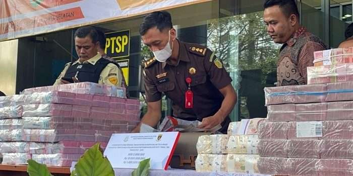 Barang bukti yang ditampilkan dalam pelimpahan tersangka kasus dugaan korupsi tata niaga timah di wilayah IUP PT Timah periode 2015-2022. Foto : BorneoFlash/Ist