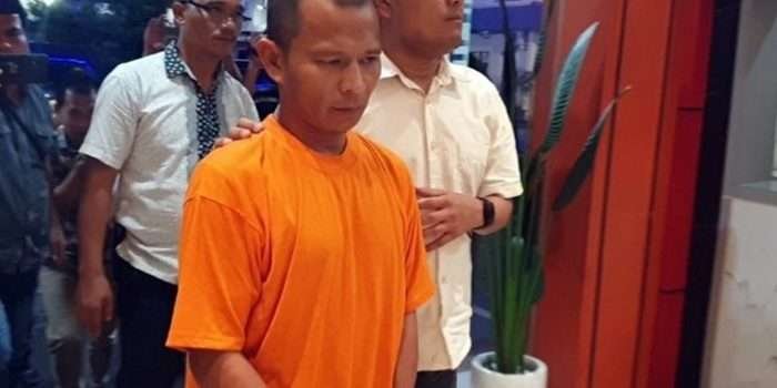 Pria berinisial FH (38) ditangkap kepolisian karena terlibat kasus pembakaran rumah seorang wartawan inisial LS. Foto : BorneoFlash/Ist