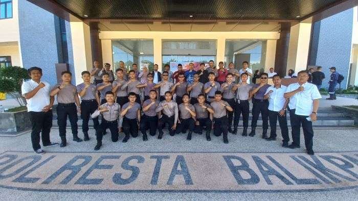 Foto bersama peserta pelatihan peraga Pemilukada, KPU, Komisioner Bawaslu Kota Balikpapan di Lobby Selasar Mako Polresta Balikpapan oleh jajaran Polresta, Rabu (10/7/2024). Foto: HO/Humas Polresta Balikpapan