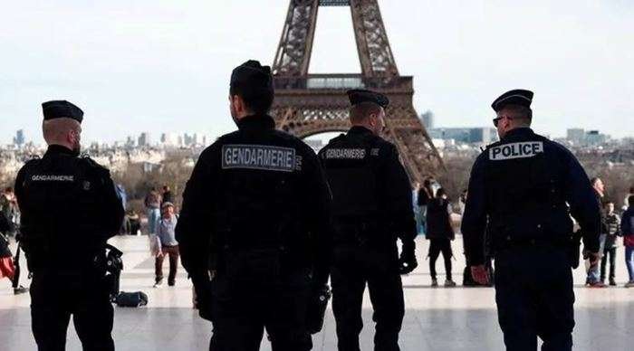 Suasana di sekitar menara Eiffel. Foto : dok. Reuters