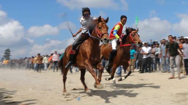 Sejumlah Joki memacu kuda lokal gayo pada lomba pacuan kuda tradisional di lapangan pacuan kuda Sengeda, Bener Meriah, Aceh, Sabtu (25/12/2021). Foto: Irwansyah Putra/ANTARA