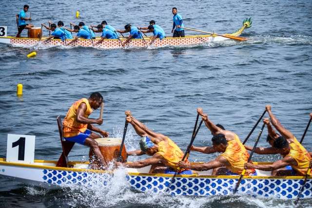 Dua tim dayung perahu naga terbuka putra memacu kecepatannya pada Kasal CUP 2021 di Pantai Festival Ancol, Jakarta, Sabtu (27/11/2021). Foto: Rivan Awal Lingga/ANTARA
