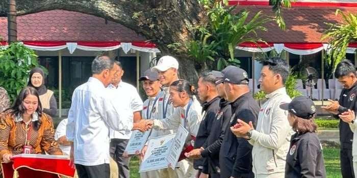Jokowi menyerahkan bonus kepada atlet peraih medali Olimpiade 2024.Foto : Borneoflash.com/Ist