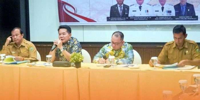 Bupati Mahulu Bonifasius Belawan Geh saat memimpin Rapat Teknis Percepatan Penetapan dan Penegasan Batas Kampung di Kabupaten Mahulu di ruang Kenohan Fave Hotel Samarinda. Selasa (30/07/2024). Foto: HO/Prokopim Mahulu