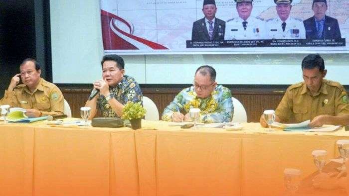 Bupati Mahulu Bonifasius Belawan Geh saat memimpin Rapat Teknis Percepatan Penetapan dan Penegasan Batas Kampung di Kabupaten Mahulu di ruang Kenohan Fave Hotel Samarinda. Selasa (30/07/2024). Foto: HO/Prokopim Mahulu