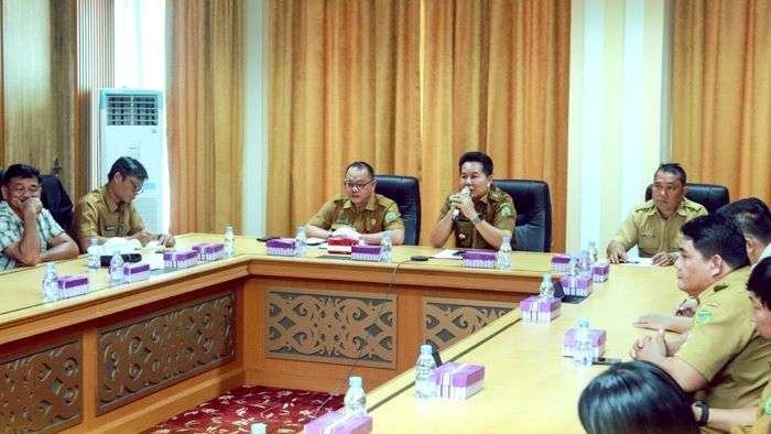 Bupati Mahulu Bonifasius Belawan Geh saat memimpin rapat evaluasi fasilitasi pengadaan lahan Tempat Pemakaman Umum (TPU) yang berlangsung di Ruang Rapat Bupati Lantai 3, Selasa (06/08/2024). Foto: HO/Prokopim Mahulu