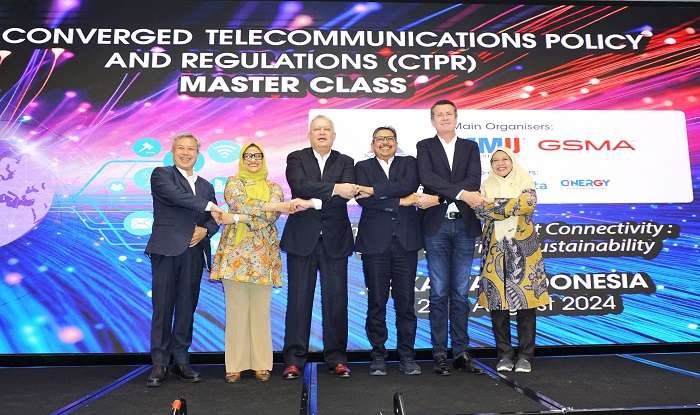 Dari kiri: President Multimedia University - Professor Dato' Dr. Mazliham Mohd Su’ud; President Director & CEO XL Axiata - Dian Siswarini; Executive Chairman, MCMC - Tan Sri Mohamad Salim Fateh Din; Direktur Jenderal Sumber Daya dan Perangkat Pos dan Informatika; Kominfo - Dr. Ir. Ismail, M.T.; Head of Asia Pasific GSMA – Mr. Julian Gorman; dan Wakil Rektor 4 Telkom University Bandung - Dr. Ir. Rina Pudji Astuti. Foto: HO/XL Axiata