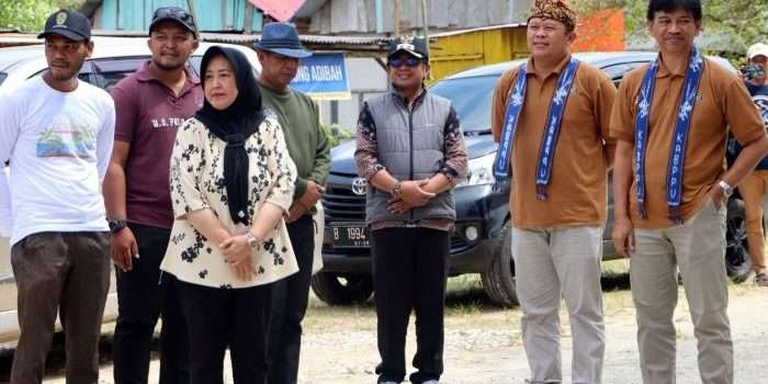 Dewan Juri ADWI 2024, saat berkunjung ke Kelompok sadar wisata (Pokdarwis) pada Minggu (11/8/2024) di Pantai Sepakario. Foto: IST/DiskominfoPPU