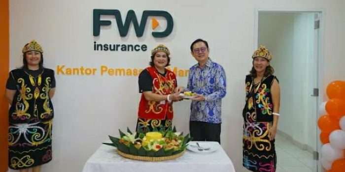 (Tengah) Djulinda Artati (Financial Wealth Director FWD Insurance) menyerahkan potongan tumpeng kepada Jeffrey Kie (Chief Agency Officer FWD Insurance). Foto: BorneoFlash/Niken Sulastri