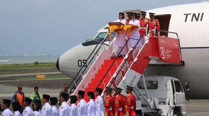 Duplikat bendera pusaka dan teks proklamasi tiba di Bandara Internasional Sultan Aji Muhammad Sulaiman (SAMS) Sepinggan Balikpapan, pada hari Sabtu (10/8/2024). Foto: BorneoFlash/Niken Sulastri