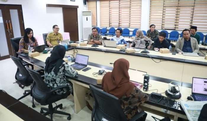 FGD membahas Penyusunan Rekomendasi Kebijakan Pembangunan Media Massa yang Bertanggung Jawab, Edukatif, Jujur, Objektif dan Sehat Industri (BEJO'S), berlangsung di Aula Badan Perencanaan Pembangunan Daerah, Penelitian, dan Pengembangan (Bappeda Litbang) Kota Balikpapan, Jl. Jenderal Sudirman No. 1, Selasa (27/8/2024). Foto: HO/diskominfo.kaltimpro