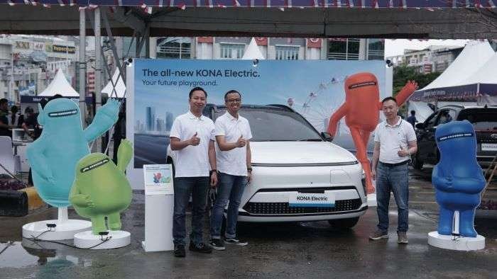 (Ki:ka) Reva Kurniawan selaku ⁠Product and Corporate Strategy Department Hyundai Motors Indonesia, Muhammad Taufiqurrakhman selaku ⁠Head of Digital CX Department Hyundai Motors Indonesia, dan Pudjonegara Sucipto selaku Branch Manager Hyundai Balikpapan bersama all-new KONA Electric yang resmi diluncurkan di Balikpapan pada kegiatan Festival Merdeka Berkendara yang diselenggarakan di Balikpapan Superblock pada 24-25 Agustus 2024. Foto: BorneoFlash/Niken Sulastri
