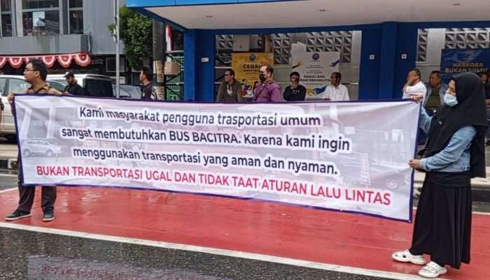 Gabungan elemen masyarakat melakukan aksi damai hak memilih transportasi umum yang nyaman dan aman. Aksi berlangsung di simpang plaza pada hari Minggu (25/8/2024). Foto: BorneoFlash/Niken Sulastri