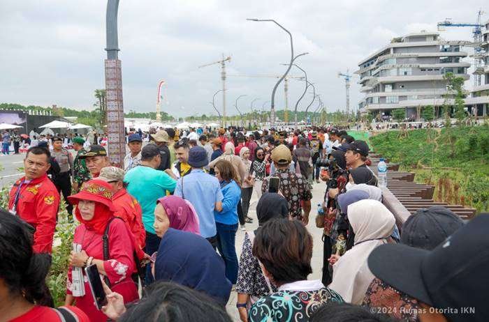 Warga lokal dari berbagai wilayah yang ingin melihat pelaksanaan Upacara Peringatan HUT ke-79 Kemerdekaan Republik Indonesia pada Sabtu (17/8/2024). Foto : HO/Humas Otorita IKN
