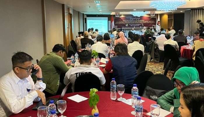 KPU Balikpapan Gelar sosialisasi terkait penyusunan visi, misi dan program bakal pasangan calon wali kota dan wakil wali kota Balikpapan tahun 2024 sesuai dengan RPJPD Kota Balikpapan yang berlangsung di Blue Sky Hotel Balikpapan, pada hari Rabu (14/8/2024). Foto: BorneoFlash/Niken Sulastri