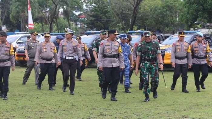 Kapolda Kaltim, Irjen Pol Nanang Avianto Mengecek peserta Apel Gelar Pasukan Operasi Mantap Praja Mahakam 2024, di Lapangan M. Jasin Mako Satbrimob Polda Kaltim, pada hari Jumat (23/8/2024). Foto: BorneoFlash/Niken Sulastri