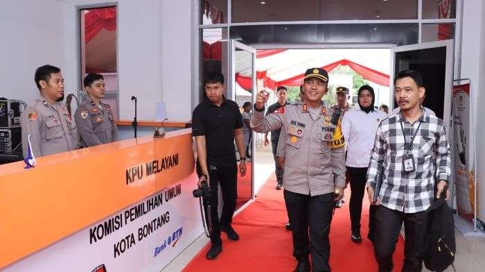 Kapolres Bontang AKBP Alex F.L. Tobing lakukan pengecekan dan pengamanan tahapan pendaftaran Paslon Wali Kota dan Wakil Wali Kota di kantor KPU Kota Bontang, Rabu 28 Agustus 2024. Foto: HO/Humas Polres Bontang
