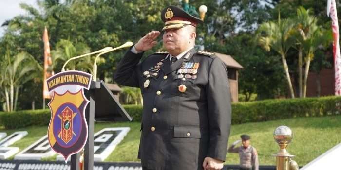 Karo SDM Polda Kaltim Kombes Pol Irvan Prawira Satyaputra, S.I.K., M.Si. pimpin Upacara penurunan bendera merah putih peringatan HUT ke-79 Republik Indonesia di lapangan Mapolda Kaltim, pada Sabtu (17/08/2024). Foto: HO/Humas Polda Kaltim