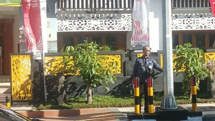 Kepala Dinas Perhubungan Kota Balikpapan, Adwar Skenda Putra saat menggunakan Warning Light dan Pelican Crossing, di depan Kantor Balai Kota Balikpapan. Foto: BorneoFlash/Niken Sulastri 