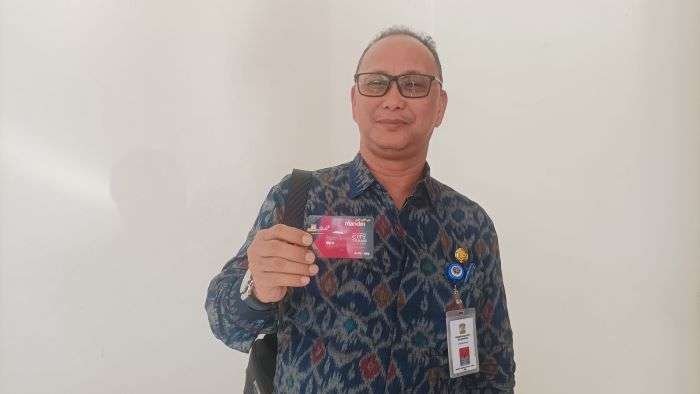 Kepala Dinas Perhubungan Kota Balikpapan, Edwar Skanda Putra mengenalkan e-money untuk penggunaan BCT di Kota Balikpapan. Foto: BorneoFlash/Niken Sulastri