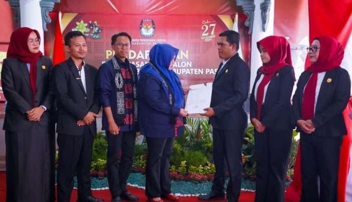 Ketua KPU Paser Ahyar Rosidi menerima berkas pendaftaran dari Pasangan Bacalon Bupati Masitah dan Wakil Bupati Denni Mappa, Rabu (28/8/2024). Foto: BorneoFlash/IST