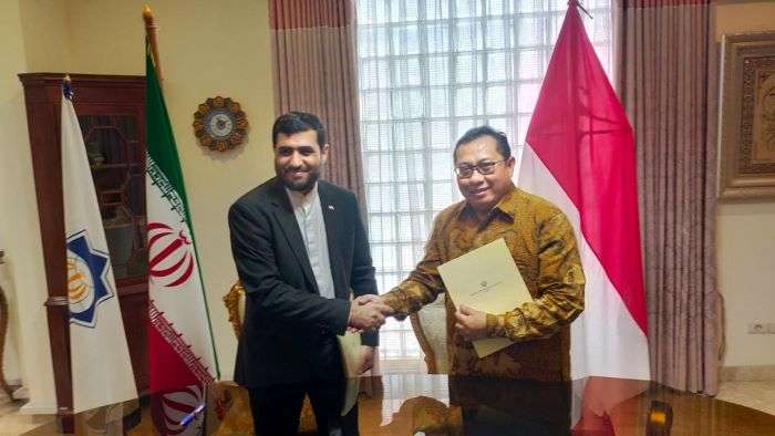 Ketua Umum SMSI Firdaus (kanan) bersama Konselor Kebudayaan Kedutaan Besar Republik Islam Iran Mohammad Reza Ebrahimi. Foto: HO/SMSI Pusat