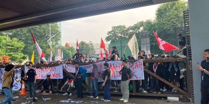 Massa Aksi Menolak Pengesahan Revisi UU Pilkada, Gerbang Belakang Gedung DPR Roboh!