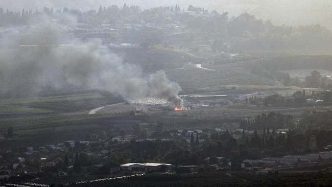 Serangan udara Israel menggempur Lebanon selatan yang dikuasai Hizbullah beberapa hari usai drone milisi itu diduga menerobos kediaman PM Benjamin Netanyahu. (AFP/JALAA MAREY)