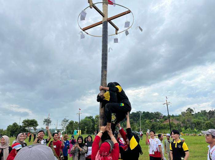 Keseruan Lomba Panjat Pinang di Belakang Gedung Kesenian Balikpapan. Foto: BorneoFlash.com/Niken Sulastri