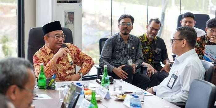 Menko PMK, Muhadjir Effendy berbicara di hadapan Badan Otorita IKN di Gedung Kementerian Koordinator 1 IKN, pada Rabu (28/8/2024). Foto: HO/Humas Otorita IKN
