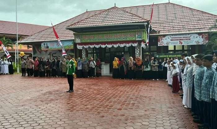 Merayakan Hari Ulang Tahun (HUT) ke 15 Green Generation dengan menggelar upacara di Halaman SMPN 22 Balikpapan, pada hari Kamis (22/8/2024). Foto: BorneoFlash/Niken Sulastri