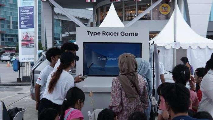 Merdeka Berkendara Challenge yang bisa diikuti oleh pengunjung, salah satu nya Type Racer Game. Foto: BorneoFlash/Niken Sulastri