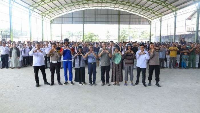 Otorita IKN Bagikan Helm Gratis dan Sosialisasi Keselamatan Berkendara yang berlangsung di GOR Serbaguna Alun-Alun Desa Bukit Raya, Kecamatan Sepaku, pada Rabu (31/07/2024). Foto: HO/Humas Otorita IKN