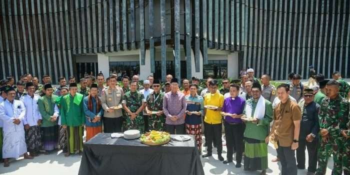 Panitia Pelaksana HUT ke-79 RI, menggelar doa bersama di Istana Garuda, Ibu Kota Nusantara (IKN) pada Jumat (16/8/2024). Foto: HO/BPMI Setpres