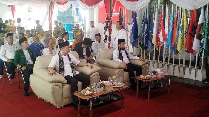 Pasangan Bakal Calon Bupati dan Wakil Bupati Paser Fahmi Fadli dan Ikhwan Antasari saat mendaftar ke kantor KPU, Rabu (28/8/2024). Foto: BorneoFlash/IST