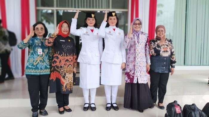 Pejabat Pemprov Kaltim dan Pemkot Balikpapan Saat Penyambutan Duplikat bendera pusaka dan teks proklamasi tiba di Bandara Internasional Sultan Aji Muhammad Sulaiman (SAMS) Sepinggan Balikpapan, pada hari Sabtu (10/8/2024). Foto: BorneoFlash/Niken Sulastri