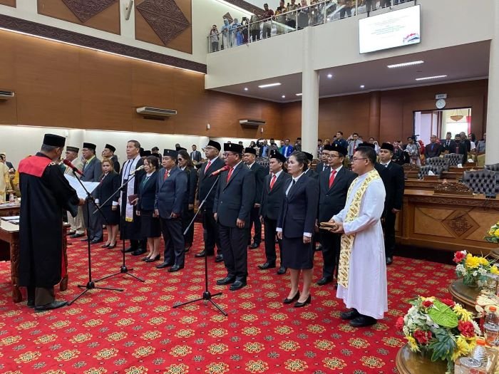 25 Anggota DPRD Kutai Barat Dilantik dan Ikuti Pengambilan Sumpah Jabatan