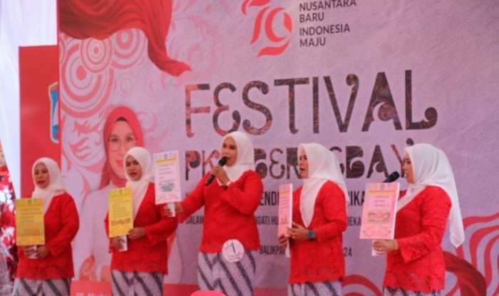 Penampilan TP PKK Balikpapan saat mengikuti Lomba Jingle Gelari Pelangi, pada hari Selasa (20/8/2024). Foto: BorneoFlash/Niken Sulastri