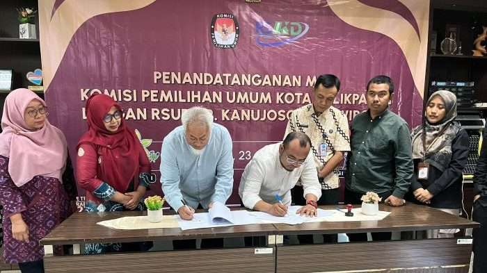 Penandatangan MoU pemeriksaan kesehatan bakal calon pasangan walikota dan wakil walikota antara KPU Balikpapan dan RSUD Kanujoso Djatiwibowo, di Gedung Anggrek Lantai III RSUD dr Kanujoso Djatiwibowo, pada hari Jumat (23/8/2024). Foto: BorneoFlash/Niken Sulastri