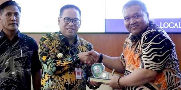 Penandatanganan Perjanjian Kerja Sama untuk Program Beasiswa Unggulan Afirmasi 3T antara Pemerintah Daerah PPU dengan Universitas Gadjah Mada (UGM), pada Jumat (9/8/2024). Foto: IST/DiskominfoPPU