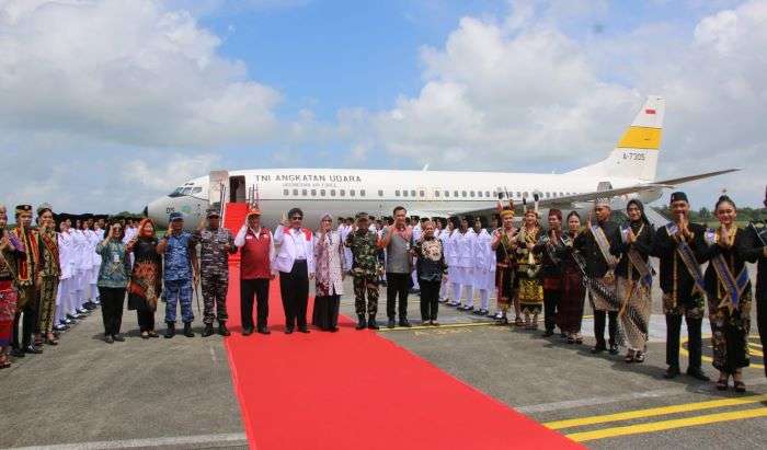 Penyambutan Duplikat bendera pusaka dan teks proklamasi tiba di Bandara Internasional Sultan Aji Muhammad Sulaiman (SAMS) Sepinggan Balikpapan, pada hari Sabtu (10/8/2024). Foto: BorneoFlash/Niken Sulastri