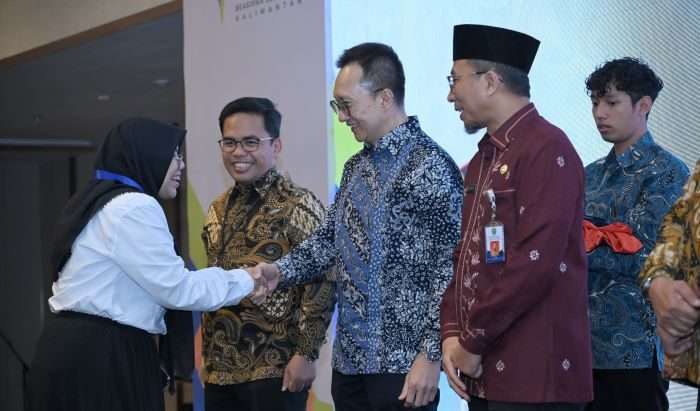 Direktur Utama PHI Sunaryanto Serahkan Program Beasiswa Sobat Bumi Kalimantan (BSBK) secara resmi di Balikpapan pada Jumat (16/8/2024). Foto: HO/PHI